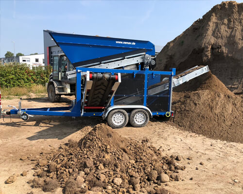 Rüttelsieb Flachdecksieb Mini Sieb Mobil Anhänger Siebbock REMAV SB2800 Mutterboden Aggregat Volvo Bagger Recycling